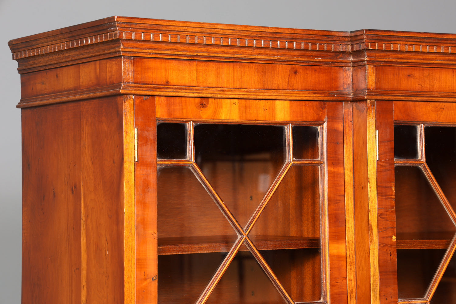 Wunderschöne Englische Vitrine Bibliothek Eibe Bücherschrank UK Buffet Schrank 60s Jahre