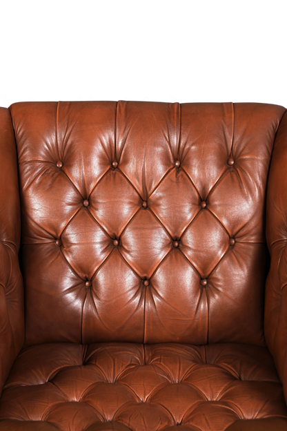 Hauptstadt Möblerei Chesterfield Sessel aus braunem Echtleder mit klassischer tiefer Knopfheftung und Polsterung