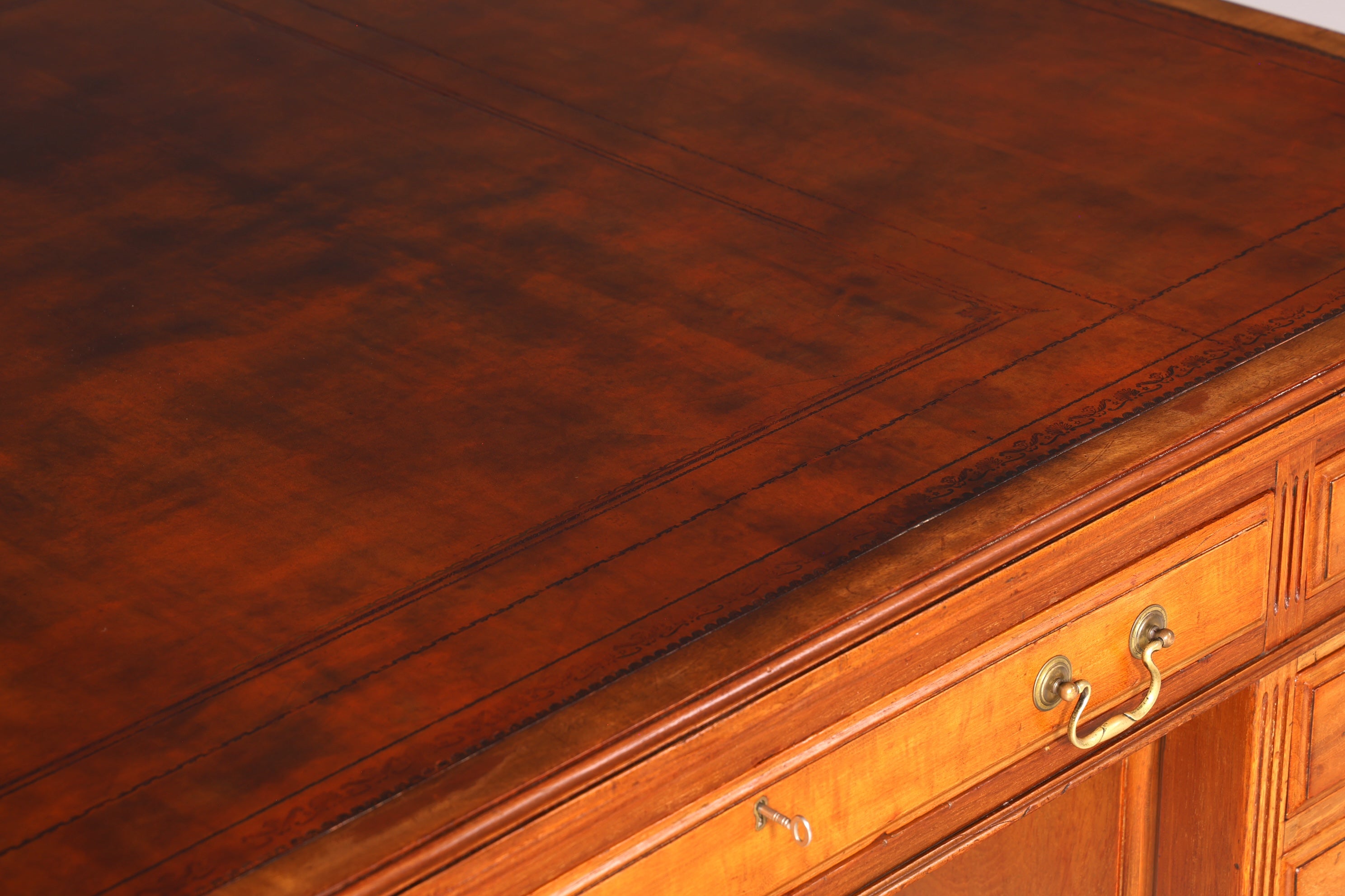 G146 Finish cm Wunderschöner Englischer Schreibtisch echt Lederauflage Bürotisch Antik Stil Office Desk