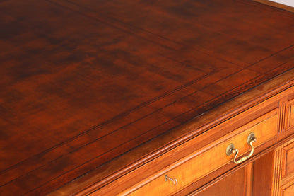 G146 Finish cm Wunderschöner Englischer Schreibtisch echt Lederauflage Bürotisch Antik Stil Office Desk