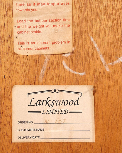 Hauptstadt Möblerei Warnhinweis und Herstelleretikett von Larkswood Limited auf einer Eibenholz-Eckvitrine