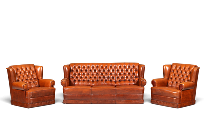 Hauptstadt Möblerei Chesterfield Sitzgruppe mit zwei Sesseln und einem Sofa aus cognacfarbenem Echtleder