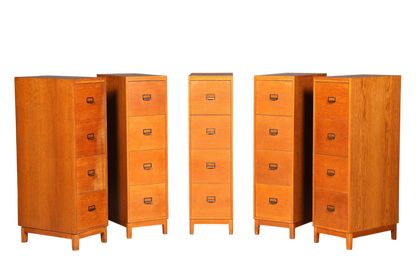 Hauptstadt Möblerei Mid Century Aktenschrank aus massivem Holz im Bauhaus Stil mit vier Schubladen in einer Reihe