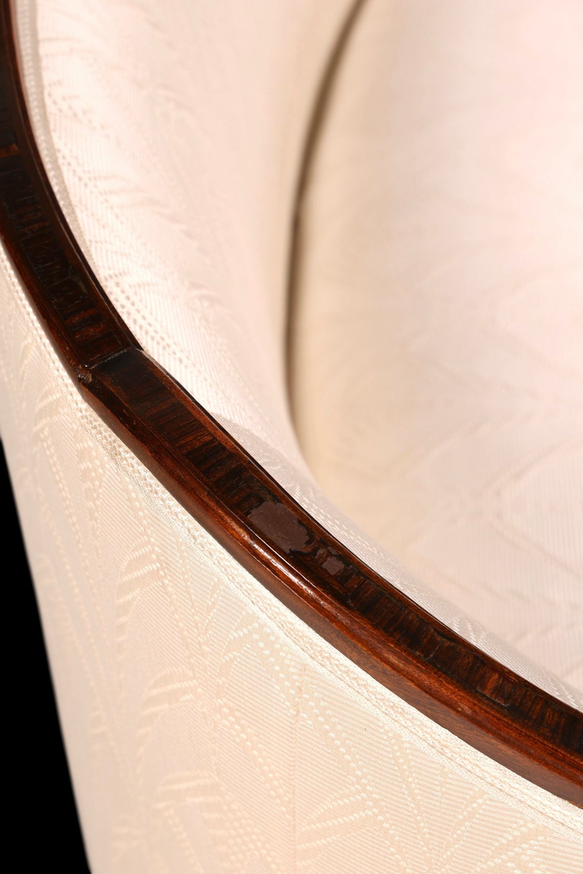 Hauptstadt Möblerei Art Deco Sofa mit dunklem Holzrahmen und heller, gemusterter Polsterung im Detail