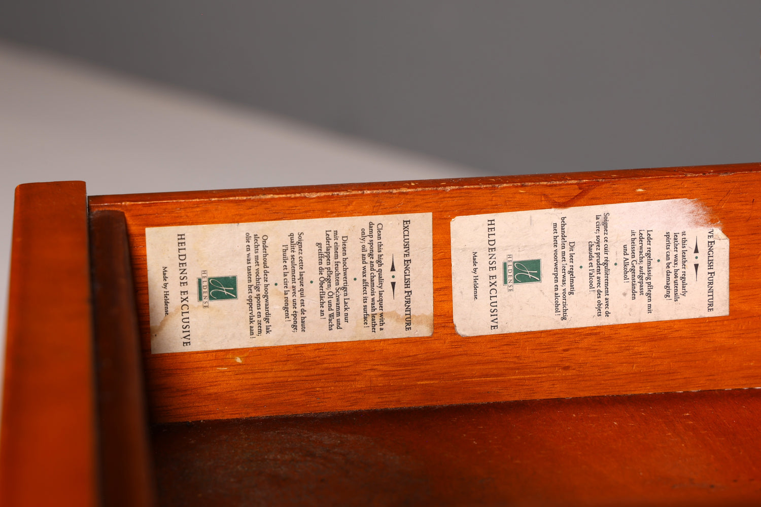 Beautiful Original Heldense English Desk Yew Real Leather Top Office Desk Antique Style