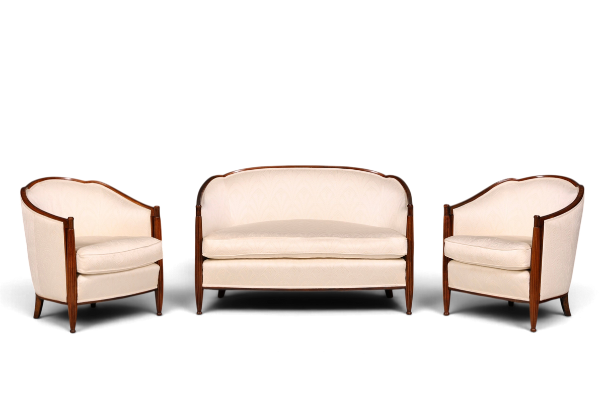 Hauptstadt Möblerei Art Deco Sitzgruppe mit zwei Sesseln und einem Sofa in hellem Stoff und dunklem Holzrahmen
