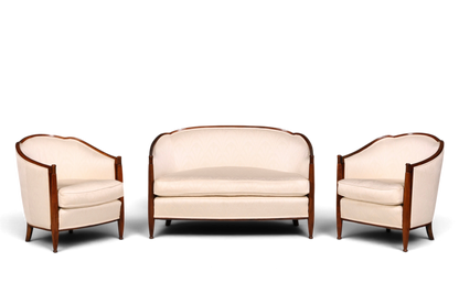 Hauptstadt Möblerei Art Deco Sitzgruppe mit zwei Sesseln und einem Sofa in hellem Stoff und dunklem Holzrahmen