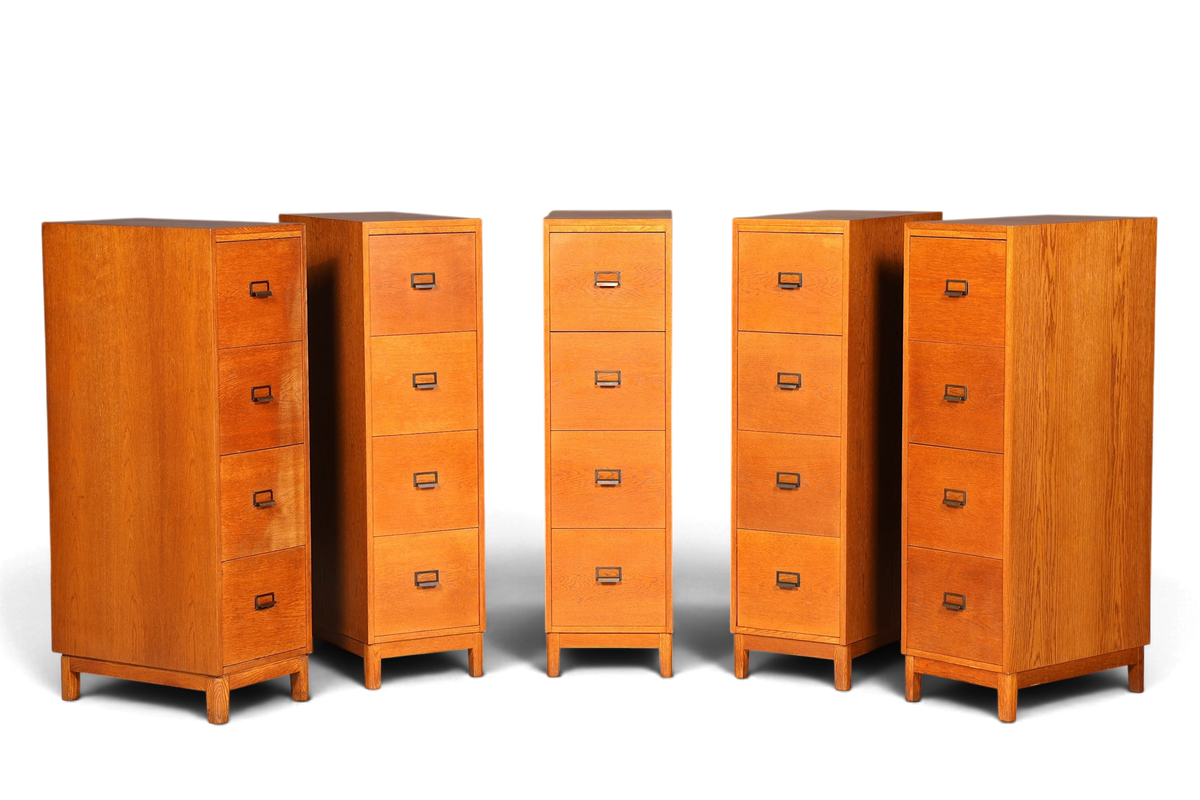 Hauptstadt Möblerei Mid Century Aktenschrank aus massivem Holz im Bauhaus Stil mit vier Schubladen in einer Reihe