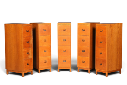 Hauptstadt Möblerei Mid Century Aktenschrank aus massivem Holz im Bauhaus Stil mit vier Schubladen in einer Reihe