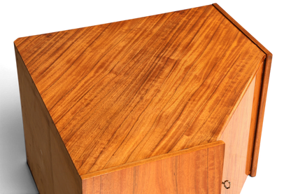 Hauptstadt Möblerei Mid Century Eckkommode aus echtem Holz mit warmer Maserung in Vintage Optik