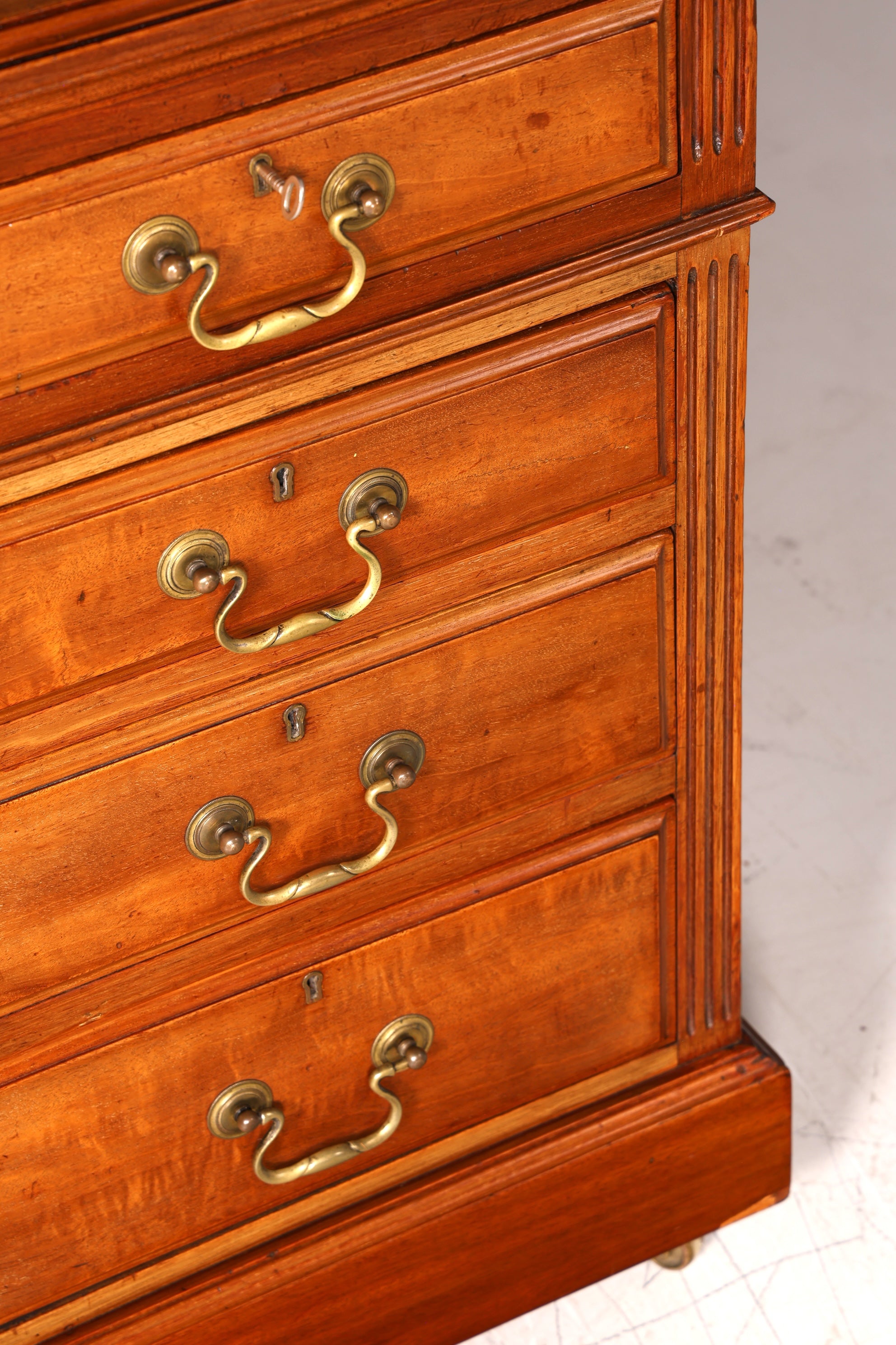 G146 Finish cm Wunderschöner Englischer Schreibtisch echt Lederauflage Bürotisch Antik Stil Office Desk