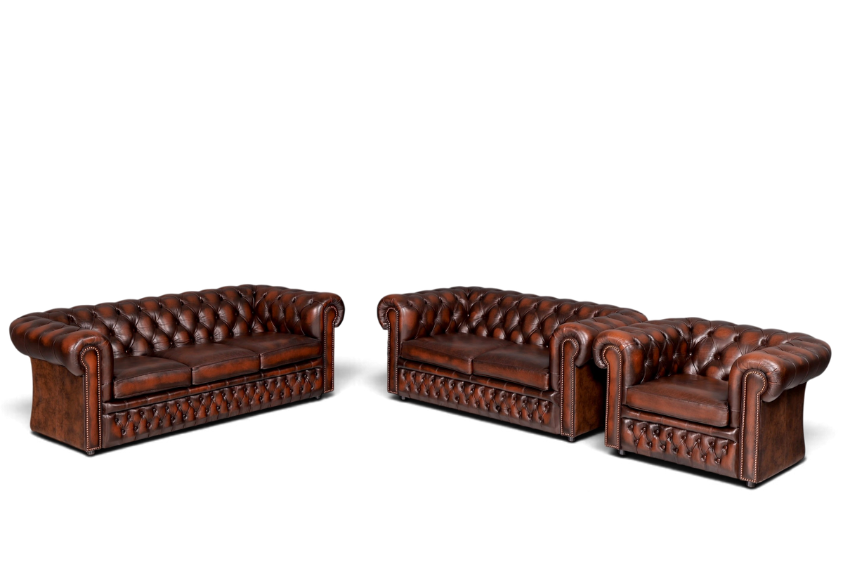 Hauptstadt Möblerei Chesterfield Sitzgruppe aus braunem Echtleder mit klassischer Knopfheftung und englischem Design